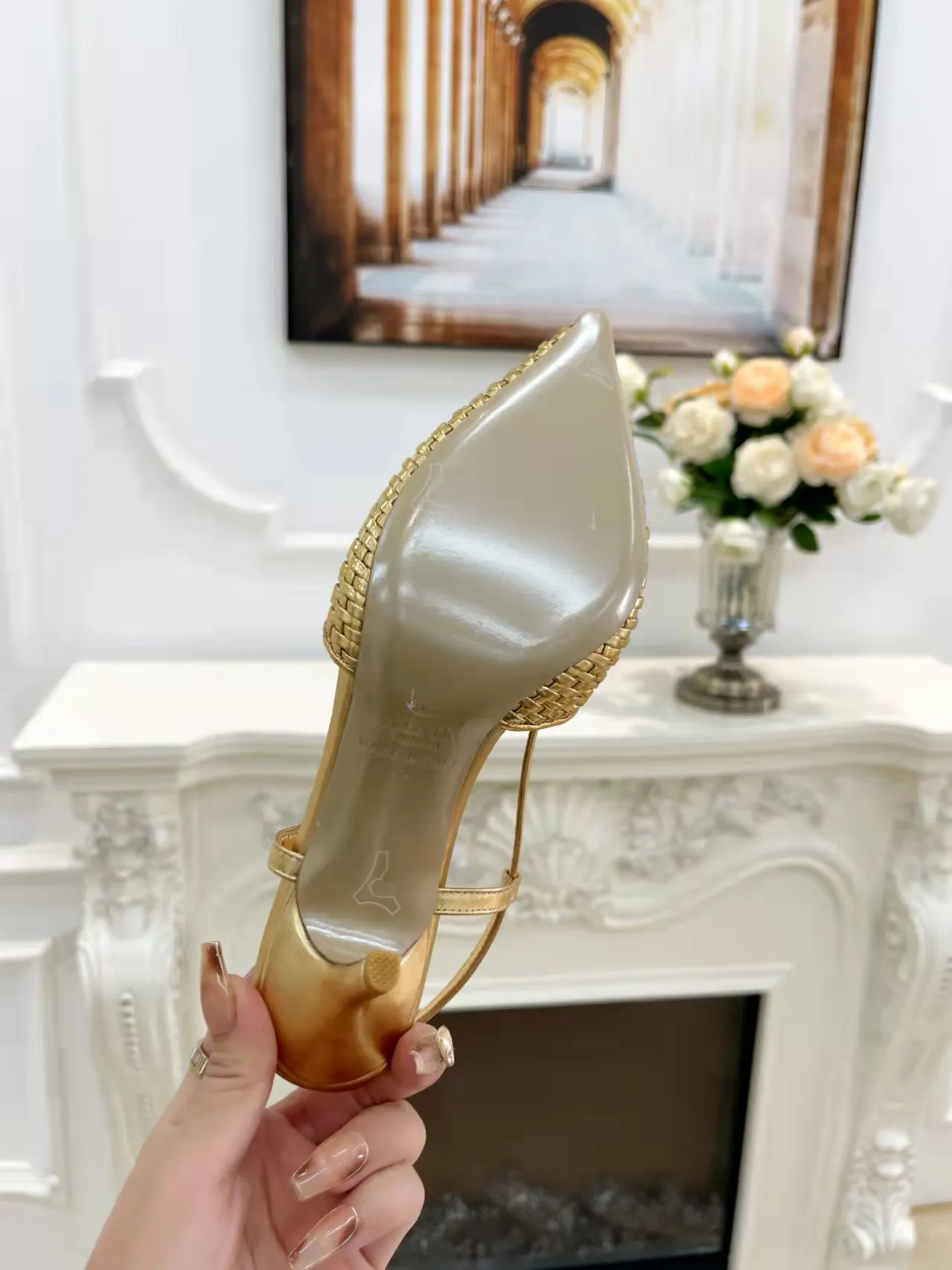 👟👟Ex-factory price 440👟👟 Genuine leather sole +40 Top version 𝑉𝐴𝐿𝐸𝑁𝑇𝐼𝑁𝑂 Valentino new spring and summer women's 5⃣️color empty back sandals. The unique [V family hand-woven] brings out a full sense of high-end, and the new season will live up to expectations! Worth buying★Absolutely high-grade❥Original method, Absolutely sensual❥Elegant style, creating a different feeling, simple and elegant style!  Code number: 35-41 (34-42 is custom-made and non-returnable) Inner lining: Sheepskin lining Heel height: 7.5 cm Leather outsole + 40 rubber outsole